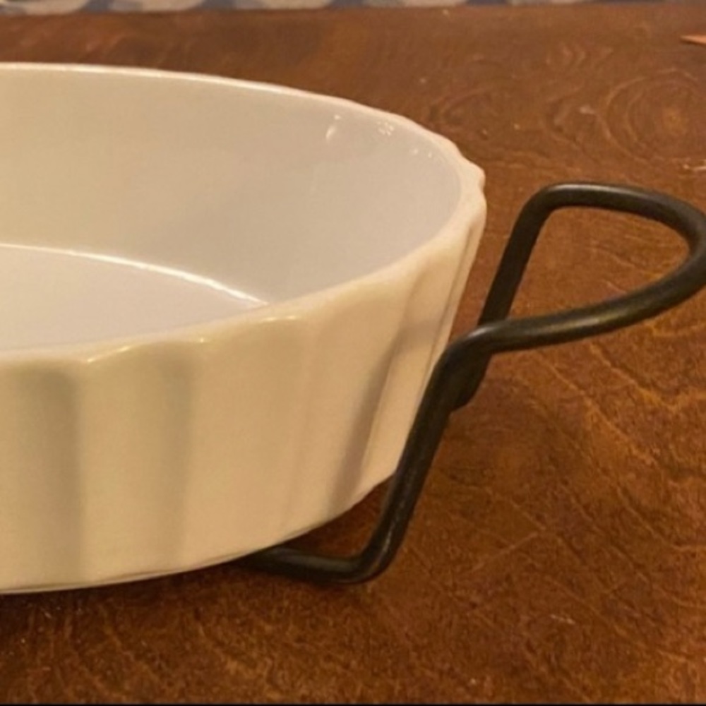 White Essentials Oval Dish with Iron Rack